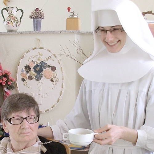 Ordensschwester mit Tasse