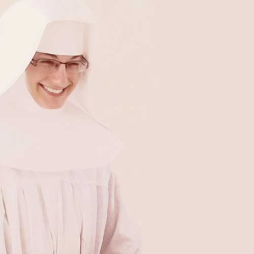 Junge lächelnde Ordensschwester