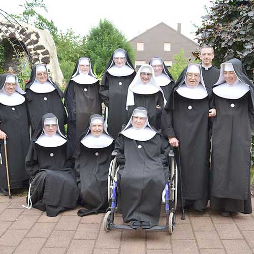 Gruppenbild der Ordenschwestern mit Pastor